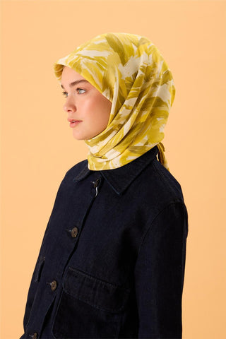 Organik Pamuk İpek Eşarp Yağ Yeşili-Sarı-Beyaz-Bej Desenli Kaymaz Tok Duruşlu
                90X90