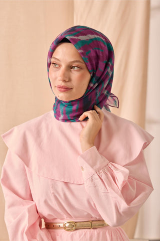 Soft Pamuk Eşarp Mor-Patina Yeşili-Lacivert-Gri Desenli Kaymaz Tok Duruşlu
                90X90