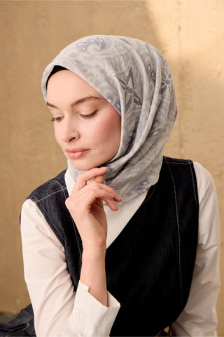 İnce Pamuk Soft Eşarp Gümüş-Gri Füme Desenli Nefes Alan Tok Duruşlu 90X90