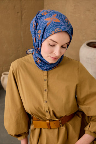 İnce Pamuk Soft Eşarp Çivit Mavi-Turuncu-Eflatun Desenli Nefes Alan Tok Duruşlu 90X90