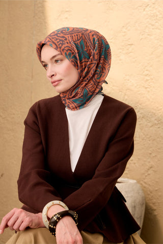 İnce Pamuk Soft Eşarp Antrasit–Soluk Turuncu–Petrol Yeşili Desenli Yumuşak
                Dokulu 90X90