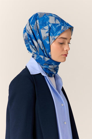 İnce Pamuk Soft Eşarp Saks-Gri Desenli Nefes Alan Tok Duruşlu 90X90 - Soft Eşarp - | Silk Home