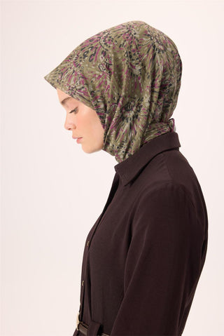 İnce Pamuk Soft Eşarp Yeşil-Mor Desenli Kaymaz Dokulu Tok Duruşlu 90X90 - Soft Eşarp - | Silk Home