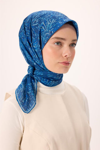 İnce Pamuk Soft Eşarp Lacivert-Bebe Mavi Desenli Kaymaz Dokulu Tok Duruşlu 90X90 - Soft Eşarp - | Silk Home