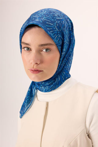 İnce Pamuk Soft Eşarp Lacivert-Bebe Mavi Desenli Kaymaz Dokulu Tok Duruşlu
                90X90