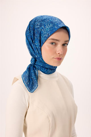 İnce Pamuk Soft Eşarp Lacivert-Bebe Mavi Desenli Kaymaz Dokulu Tok Duruşlu
                90X90