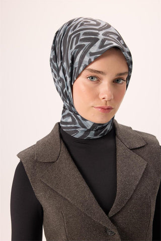 İnce Pamuk Soft Eşarp Gri-Gümüş Soluk Siyah Desenli Nefes Alan Tok Duruşlu 90X90
