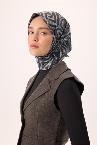 İnce Pamuk Soft Eşarp Gri-Gümüş Soluk Siyah Desenli Nefes Alan Tok Duruşlu 90X90