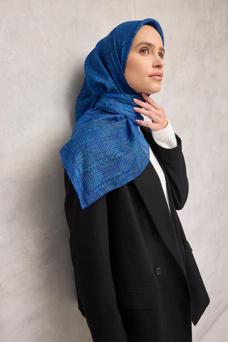 Pamuk Polyester Soft Eşarp Lacivert Geometrik Desenli Kaymaz Tok Duruşlu 90X90 - Soft Eşarp - | Silk Home