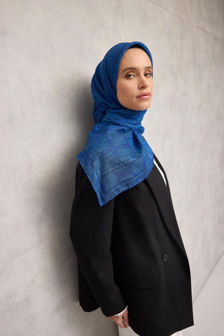 Pamuk Polyester Soft Eşarp Lacivert Geometrik Desenli Kaymaz Tok Duruşlu 90X90 - Soft Eşarp - | Silk Home