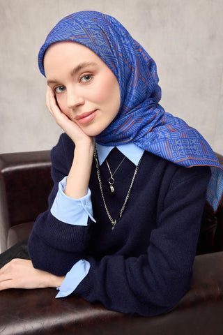 Pamuk Polyester Soft Eşarp Saks Mavisi Geometrik Desenli Kaymaz Tok Duruşlu
                90X90