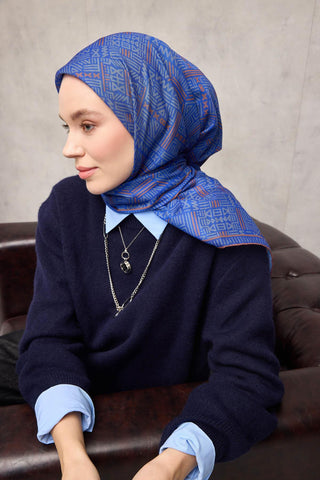 Pamuk Polyester Soft Eşarp Saks Mavisi Geometrik Desenli Kaymaz Tok Duruşlu
                90X90