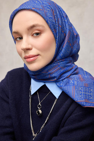 Pamuk Polyester Soft Eşarp Saks Mavisi Geometrik Desenli Kaymaz Tok Duruşlu
                90X90