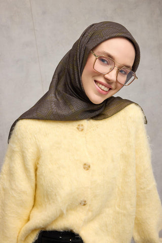 Pamuk Polyester Soft Eşarp Kına Yeşili Geometrik Desenli Kaymaz Tok Duruşlu
                90X90
