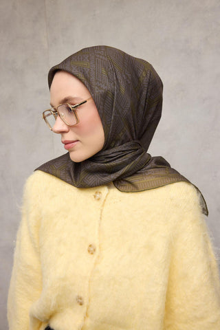 Pamuk Polyester Soft Eşarp Kına Yeşili Geometrik Desenli Kaymaz Tok Duruşlu
                90X90