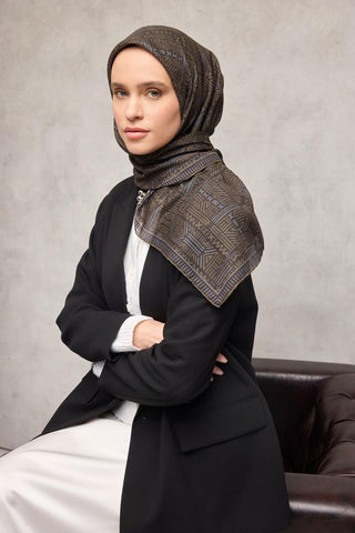 Pamuk Polyester Soft Eşarp Yağ Yeşili Geometrik Desenli Kaymaz Dokulu Tok
                Duruşlu 90X90