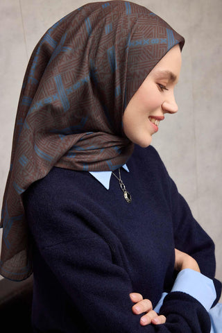Pamuk Polyester Soft Eşarp Açık Kahverengi Geometrik Desenli Kaymaz Dokulu Tok
                Duruşlu 90X90