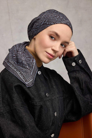 Pamuk Polyester Soft Eşarp Koyu Siyah Geometrik Desenli Kaymaz Dokulu Tok Duruşlu 90X90 - Soft Eşarp - | Silk Home