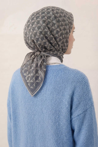 Pamuk Karışımlı Eşarp Açık Gri Geometrik Üçgen Desen Soft Dokulu Kaymaz 90X90 - Soft Eşarp - | Silk Home