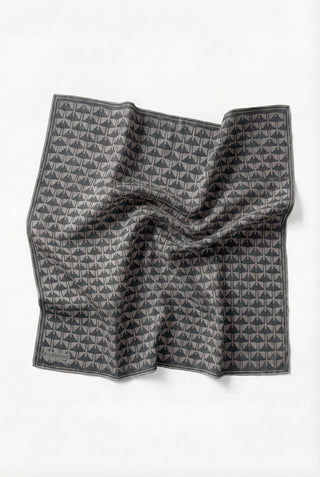 Pamuk Karışımlı Eşarp Açık Gri Geometrik Üçgen Desen Soft Dokulu Kaymaz 90X90 - Soft Eşarp - | Silk Home