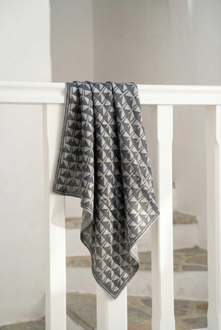 Pamuk Karışımlı Eşarp Açık Gri Geometrik Üçgen Desen Soft Dokulu Kaymaz 90X90 - Soft Eşarp - | Silk Home