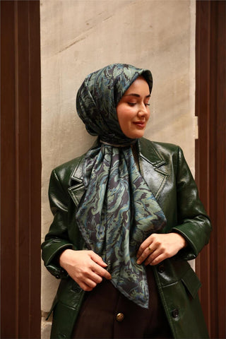 Twill İpek Eşarp Koyu Lacivert-Sisli Yeşil Desenli Tok Duruşlu 90X90