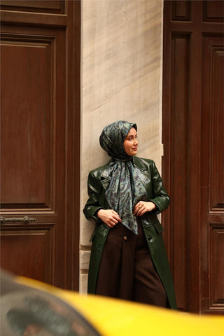 Twill İpek Eşarp Koyu Lacivert-Sisli Yeşil Desenli Tok Duruşlu 90X90