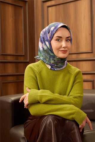 Twill İpek Eşarp Koyu Lacivert-Yeşil Mor Desenli Tok Duruşlu 90X90