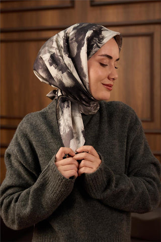 Twill İpek Eşarp Siyah–Füme–Gri Kırık Beyaz Desenli Tok Duruşlu 90X90