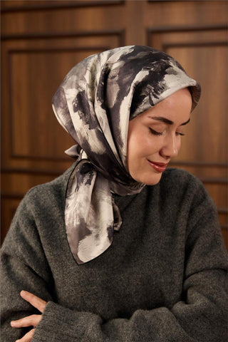Twill İpek Eşarp Siyah–Füme–Gri Kırık Beyaz Desenli Tok Duruşlu 90X90
