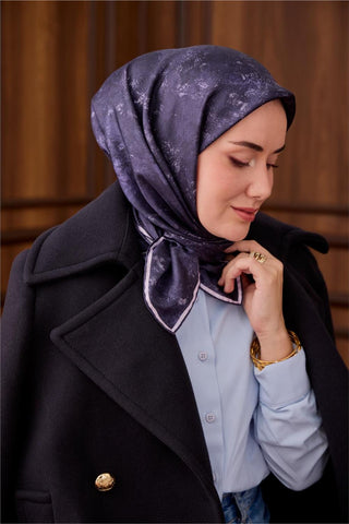 Twill İpek Eşarp Koyu Mor–Toz Pembe Desenli Tok Duruşlu 90X90