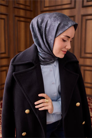 Twill İpek Eşarp Petrol Mavi–Bebe Mavi Desenli Tok Duruşlu 90X90