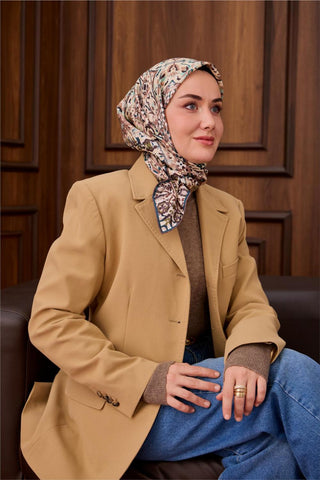 Twill İpek Eşarp Petrol Yeşili–Krem Desenli Tok Duruşlu Kaymaz 90X90