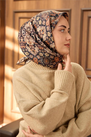 Twill İpek Eşarp Koyu Lacivert–Kahverengi Desenli Tok Duruşlu Kaymaz 90X90