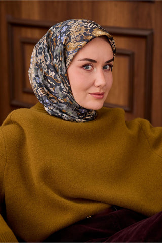 Twill İpek Eşarp Lacivert–Yağ Yeşili Desenli Tok Duruşlu Kaymaz 90X90