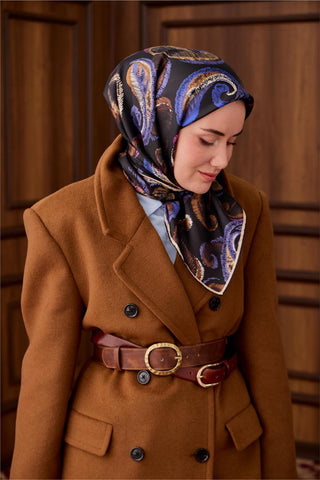 Twill İpek Eşarp Siyah–Lila Desenli Tok Duruşlu Kaymaz 90X90