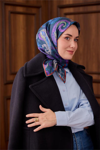 Twill İpek Eşarp Petrol Yeşili–Mor Desenli Tok Duruşlu 90X90