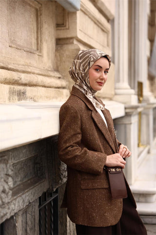 Twill İpek Eşarp Bej–Gri Desenli Tok Duruşlu 90X90