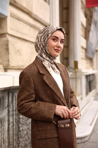 Twill İpek Eşarp Bej–Gri Desenli Tok Duruşlu 90X90
