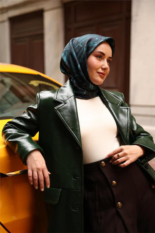 Twill İpek Eşarp Petrol Yeşili–Lacivert Desenli Tok Duruşlu 90X90