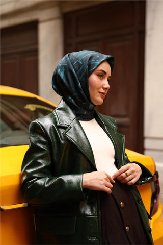 Twill İpek Eşarp Petrol Yeşili–Lacivert Desenli Tok Duruşlu 90X90