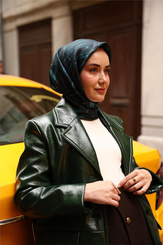 Twill İpek Eşarp Petrol Yeşili–Lacivert Desenli Tok Duruşlu 90X90
