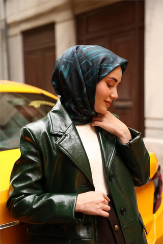 Twill İpek Eşarp Petrol Yeşili–Lacivert Desenli Tok Duruşlu 90X90