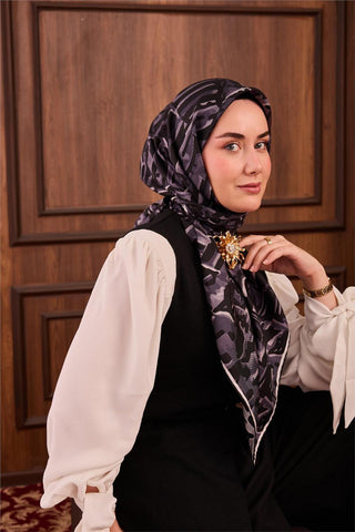 Twill İpek Eşarp Siyah–Çelik Mavi–Beyaz–Gümüş Desenli Tok Duruşlu 90X90