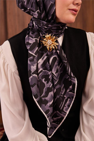 Twill İpek Eşarp Siyah–Çelik Mavi–Beyaz–Gümüş Desenli Tok Duruşlu 90X90