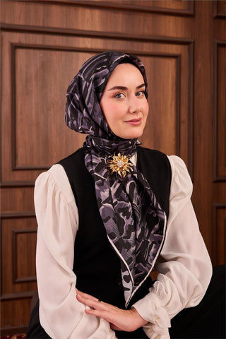 Twill İpek Eşarp Siyah–Çelik Mavi–Beyaz–Gümüş Desenli Tok Duruşlu 90X90