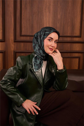 Twill İpek Eşarp Koyu Yeşil–Patina–Su Yeşili Desenli Tok Duruşlu 90X90