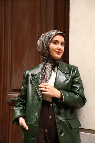 Twill İpek Eşarp Acı Kahve–Çelik Mavi–Yeşil Desenli Tok Duruşlu 90X90