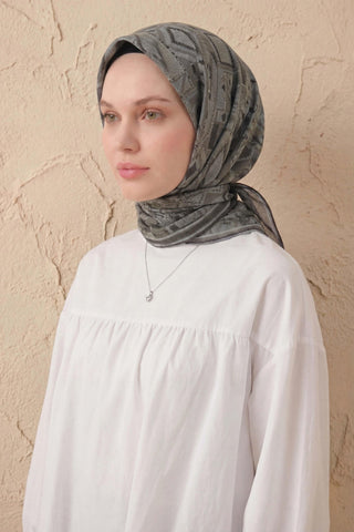 Soft Eşarp Geometrik Desen Eğrelti Yeşili 90x90 - Soft Eşarp - | Silk Home