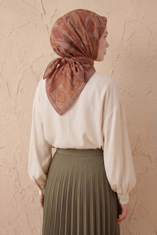 Soft Eşarp Geometrik Desen Fındık Kabuğu 90x90 - Soft Eşarp - | Silk Home